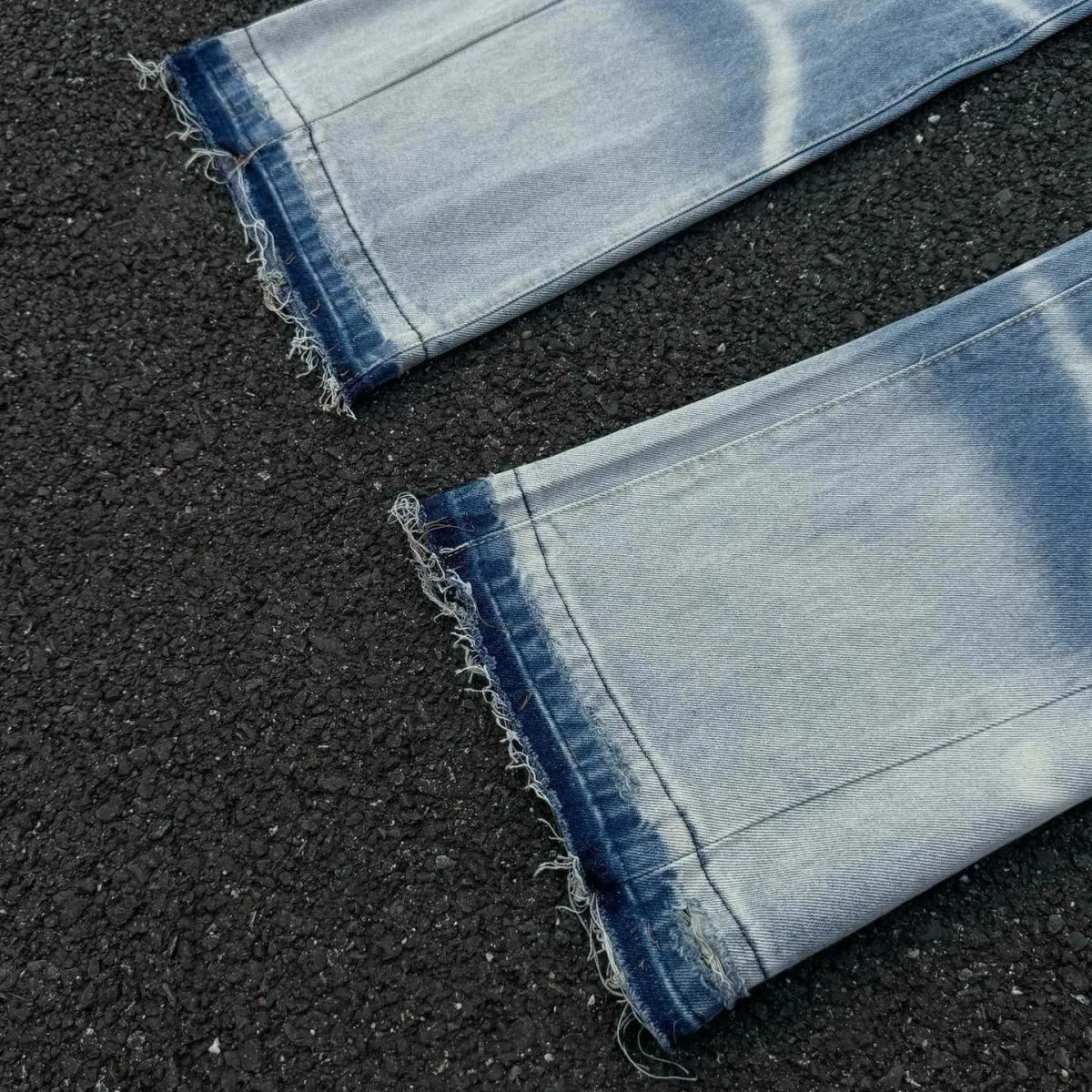 oc-777 💰196 GALLERY DEPT denim spliced ​​with all-over printed leather ripped bell-bottoms, washed distressed jeans with top-grade materials, super-soft high-cotton washed denim fabrics. The washing cost of each piece is up to three times that of conventional processes. The touch is extremely delicate and the texture is very good. The whole body is simple and elegant. The back pocket of the trousers adopts high-end direct-injection technology. It is extremely exquisite. Full score for details. Size: M-XXL